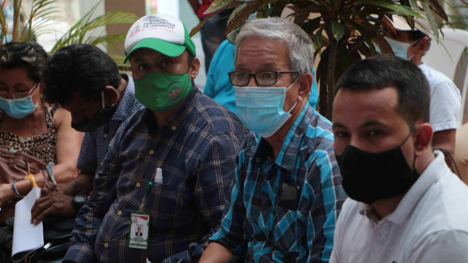 Imagen de usuarios reunidos escuchando temas de las entidad