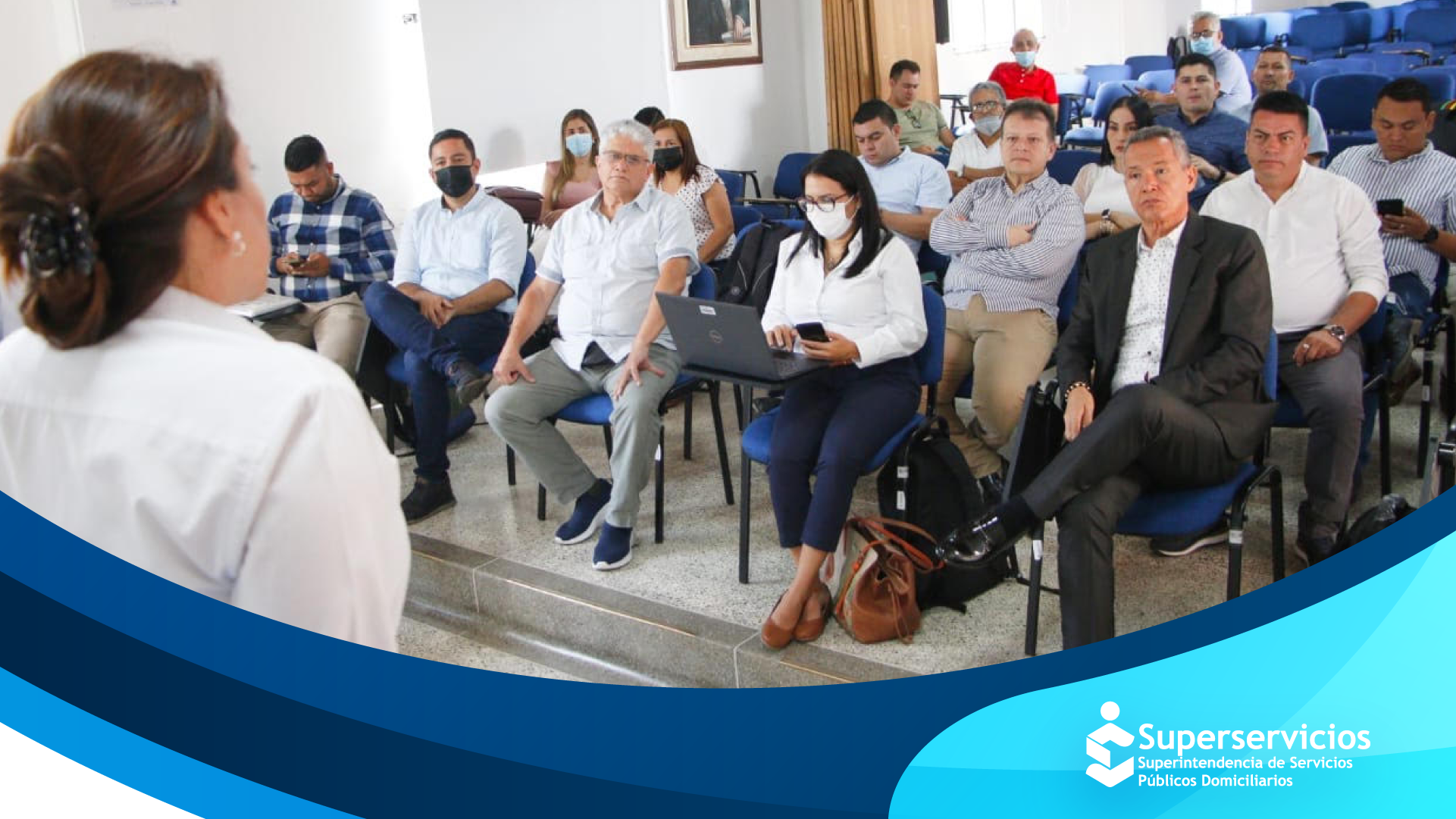 Superintendente, Natasha Avendaño García, alcalde de Villa del Rosario, Carlos Julio Socha y epresentantes de la comunidad