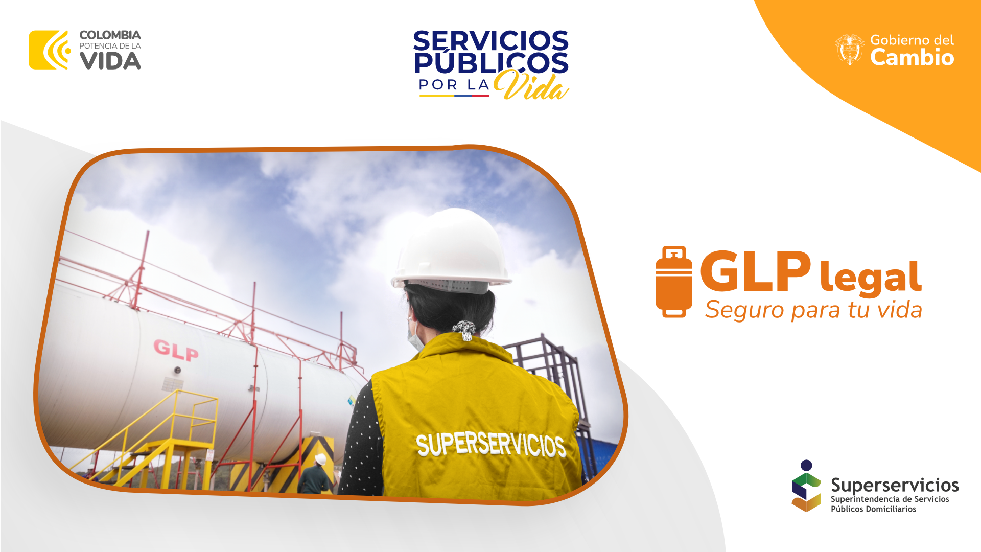 Persona mirando cilindro de gas