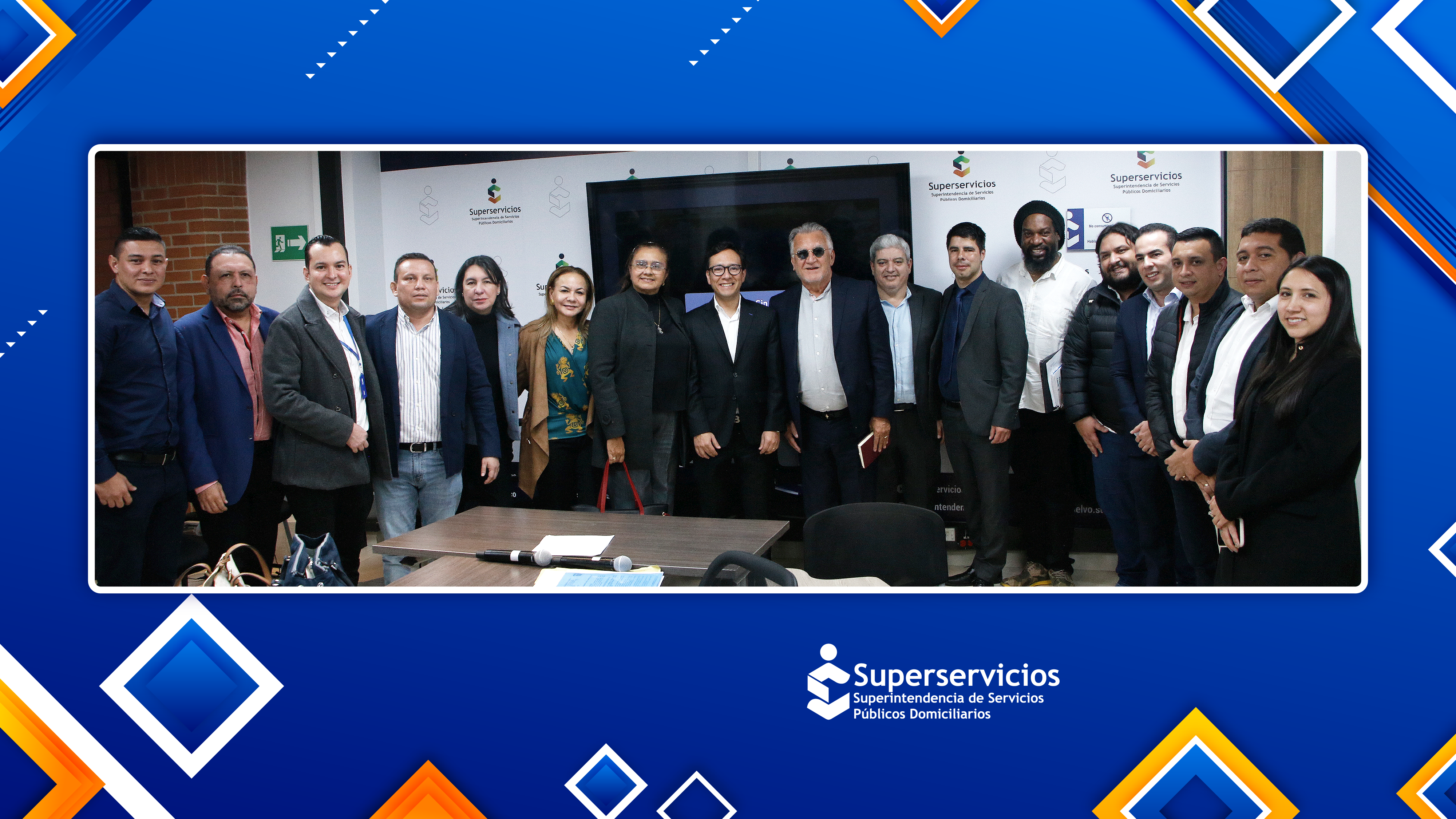 Superintendente, Dagoberto Quiroga Collazos, vicedefensor del pueblo, Luis Andrés Fajardo; alcaldes de Córdoba y la asesora del viceministerio de Agua y Saneamiento Básico, Gina Rincón, entre otros asistentes al encuentro.