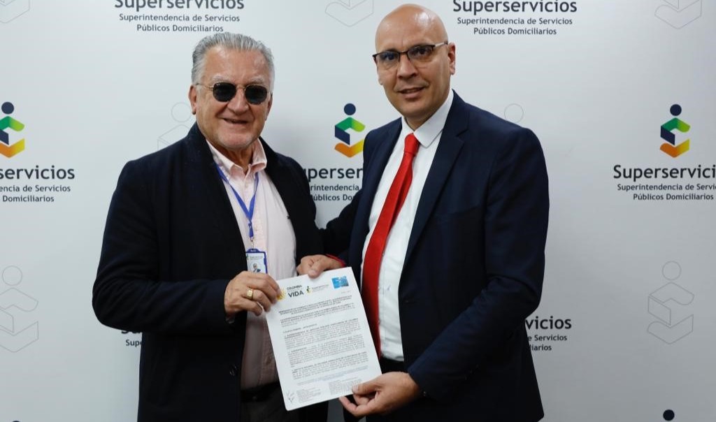 Superintendente de Servicios Públicos Domiciliarios, Dagoberto Quiroga Collazos, y el embajador de Cuba en Colombia, Javier Caamaño Cairo