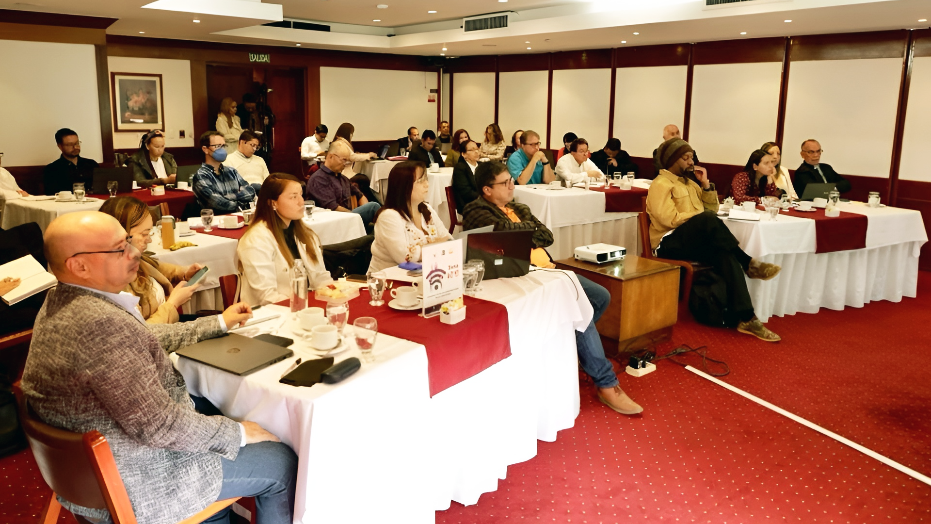 mesa de trabajo con agentes especiales y liquidadores de empresas en toma de posesión 