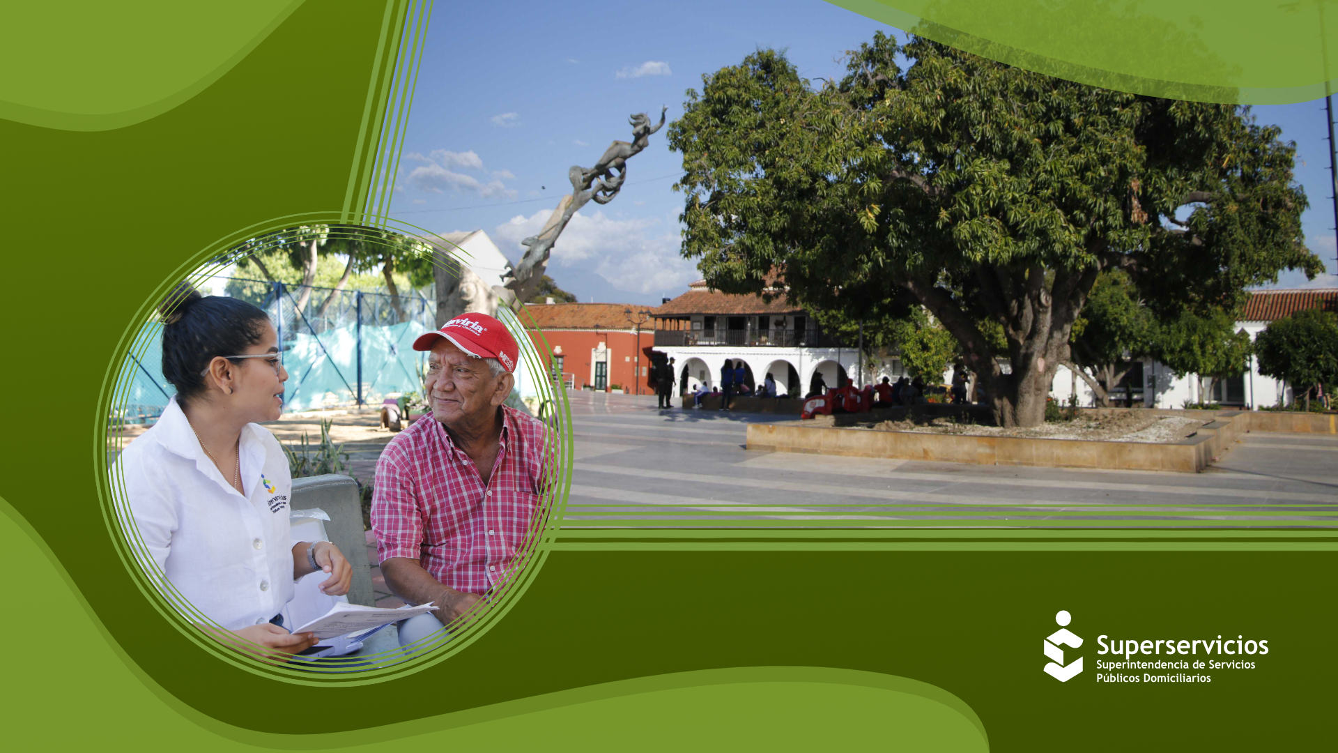 Asesor atendiendo a usuario de servicios públicos 