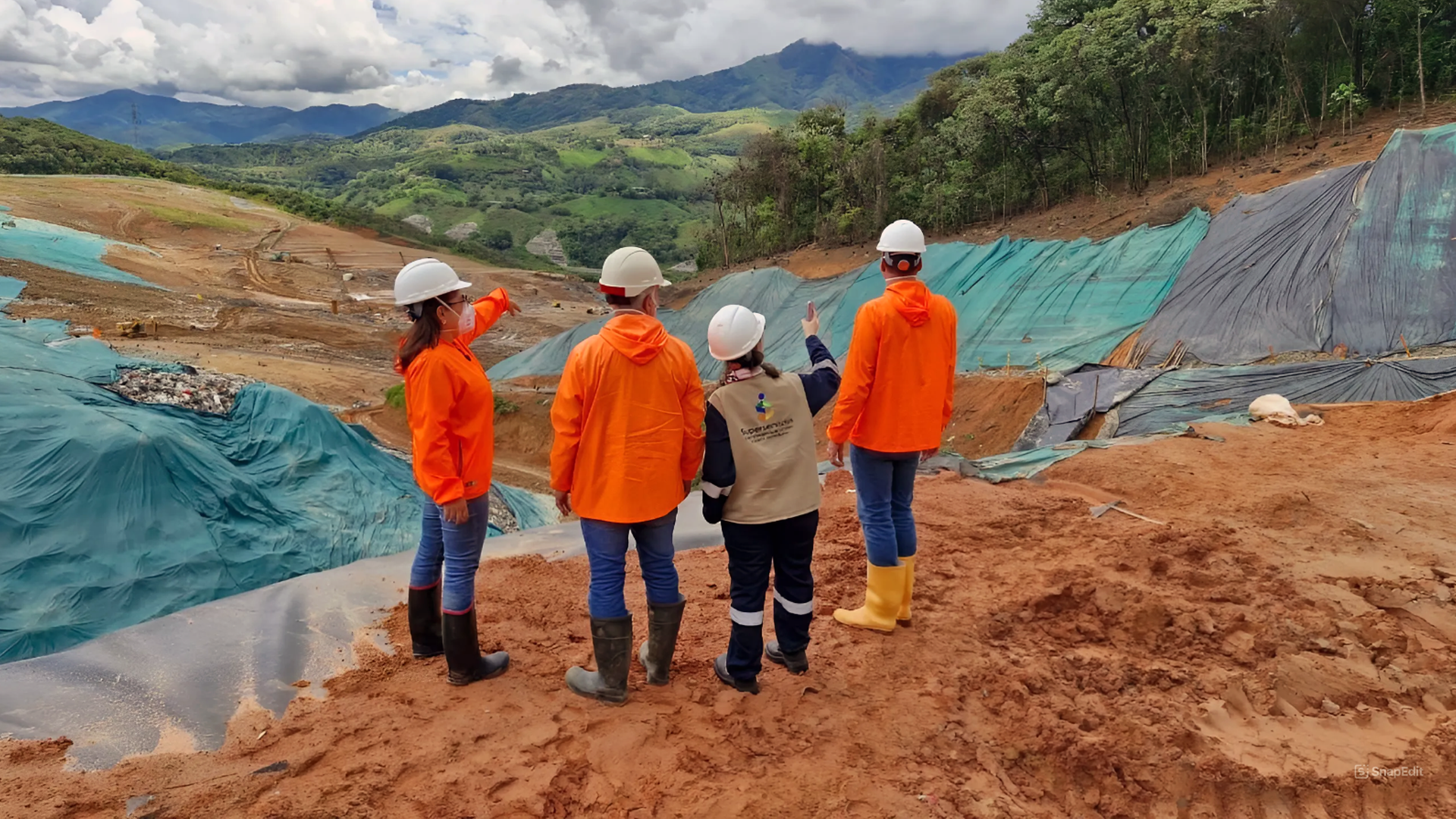 Inspección del personal de la Superservicios al relleno sanitario La Pradera en Medellín 