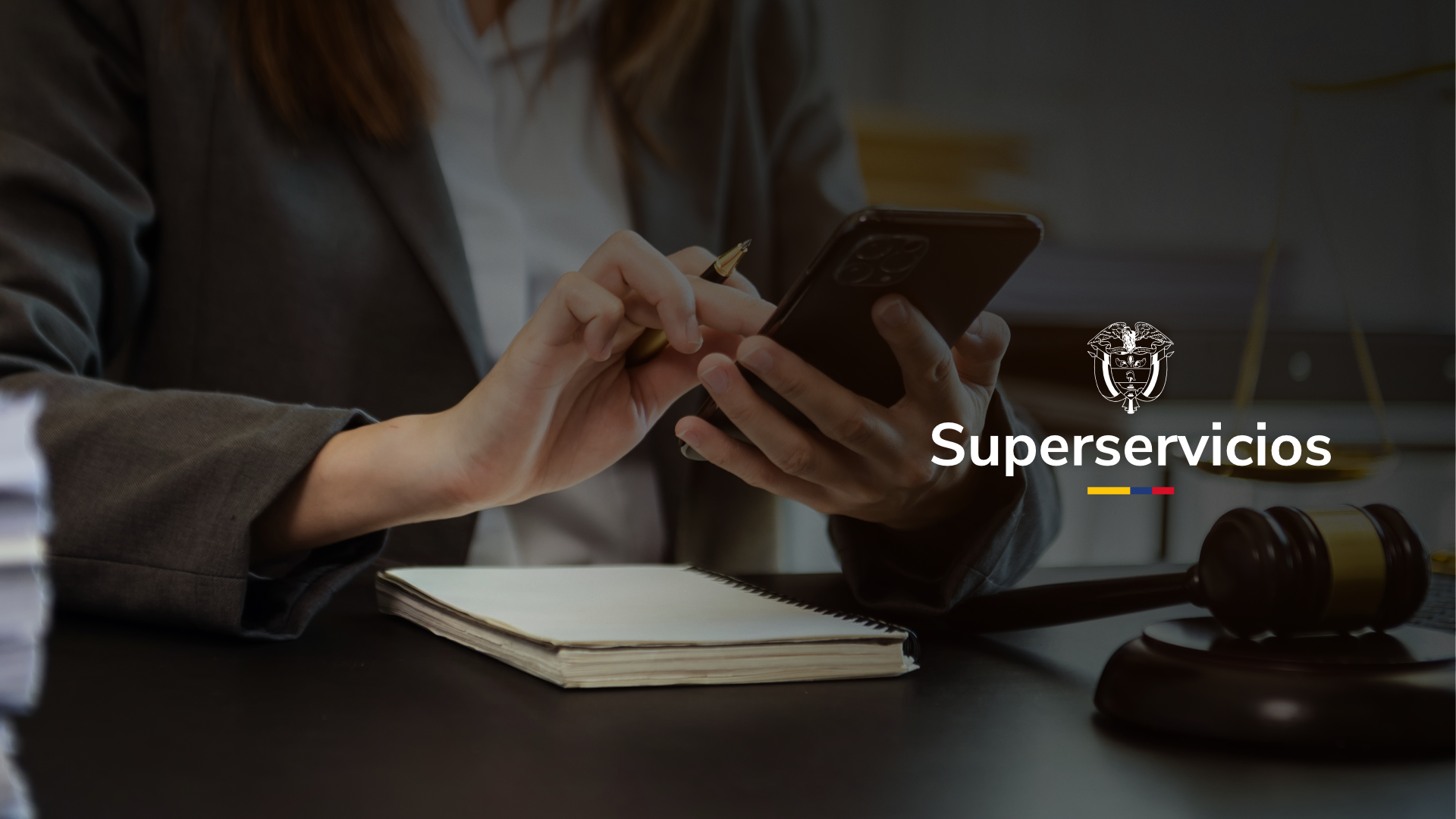 Sala de audiencias el martillo trabajando con teléfono inteligente y computadora portátil 