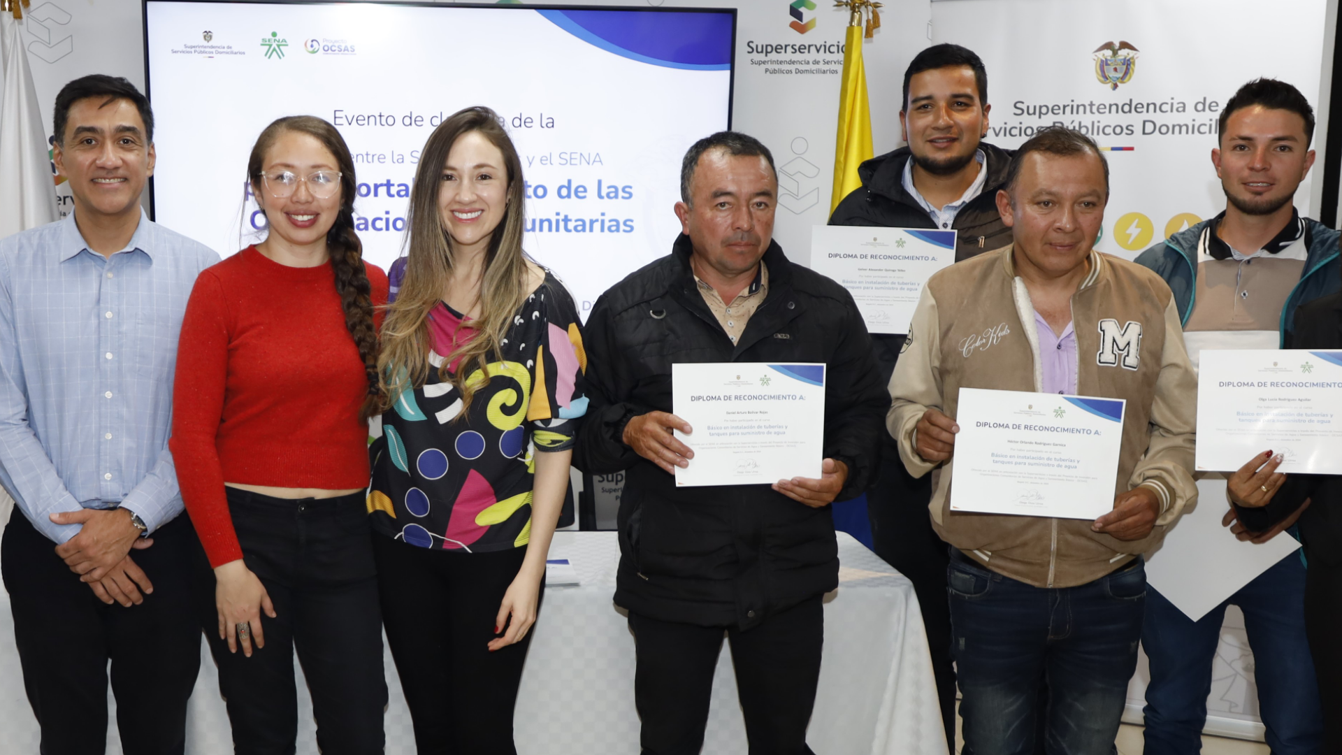 74 personas recibieron un diploma de reconocimiento por su participación 