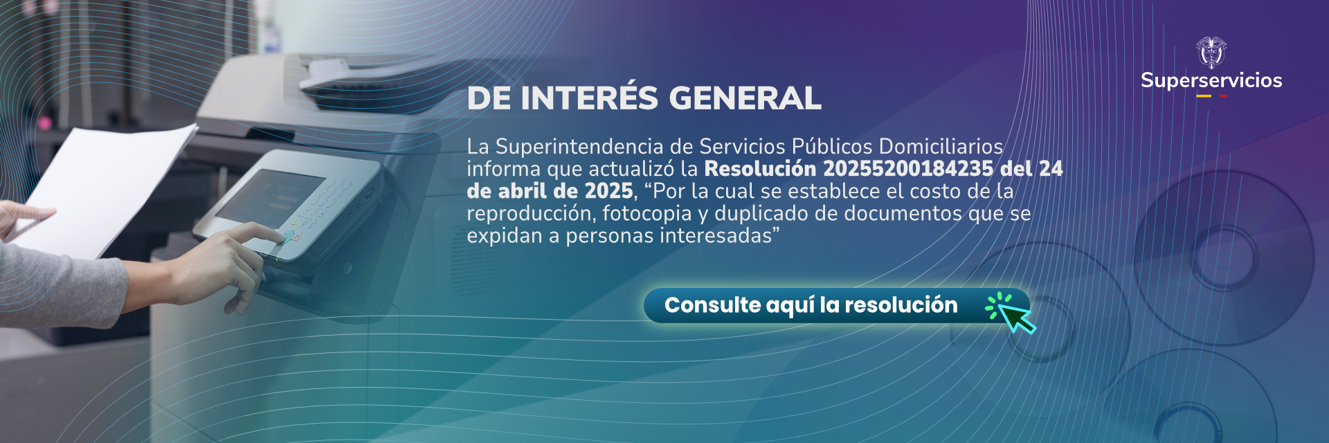 Manos de mujer presionando la parte inferior de la impresora.