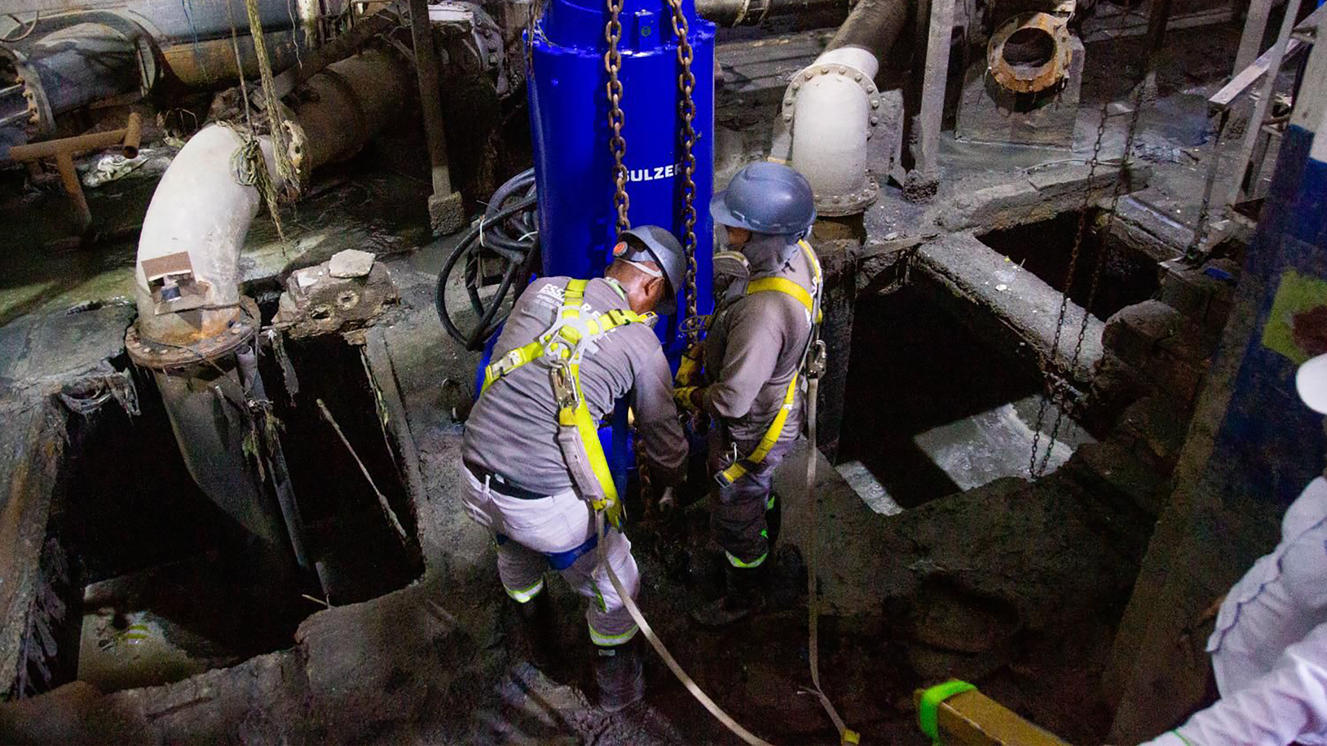 Instalación de una bomba sumergible de alta capacidad por parte del equipo técnico especializado de la Empresa de Servicios Públicos de Santa Marta (Essmar)