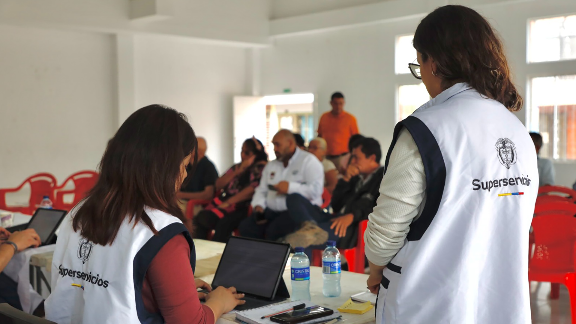 Funcionarias de la Superservicios atendiendo a la comunidad 