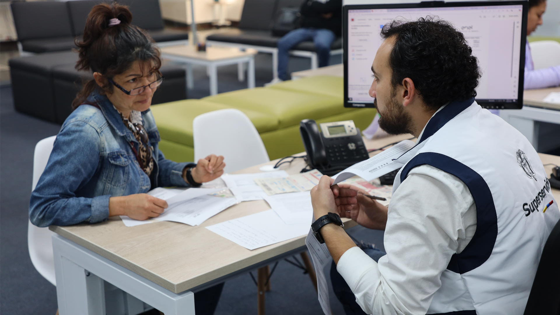 Funcionario de la Superservicios atendiendo a un usuario con una solicitud de asesoría sobre un servicio público 