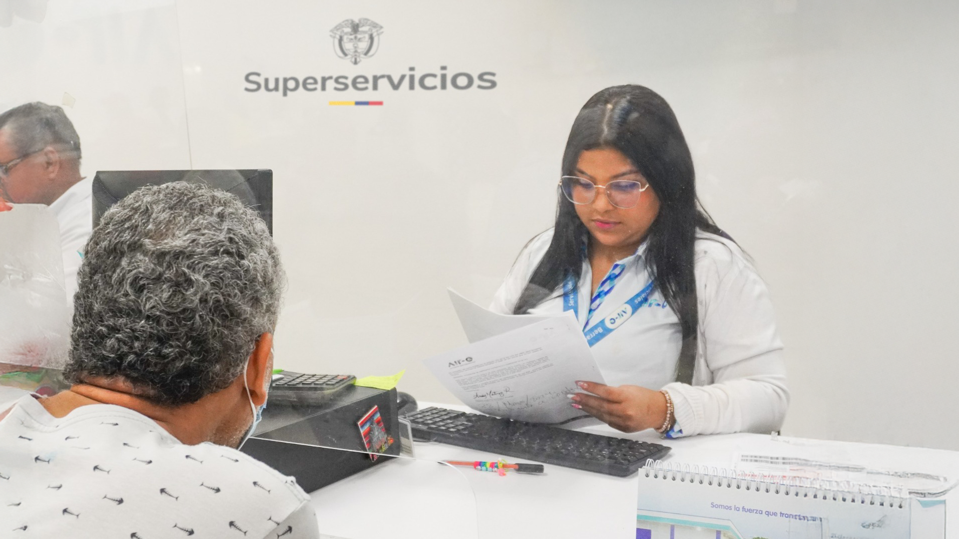 Funcionaria de la Superservicios atendiendo a un usuario con una solicitud de asesoría sobre un servicios público 