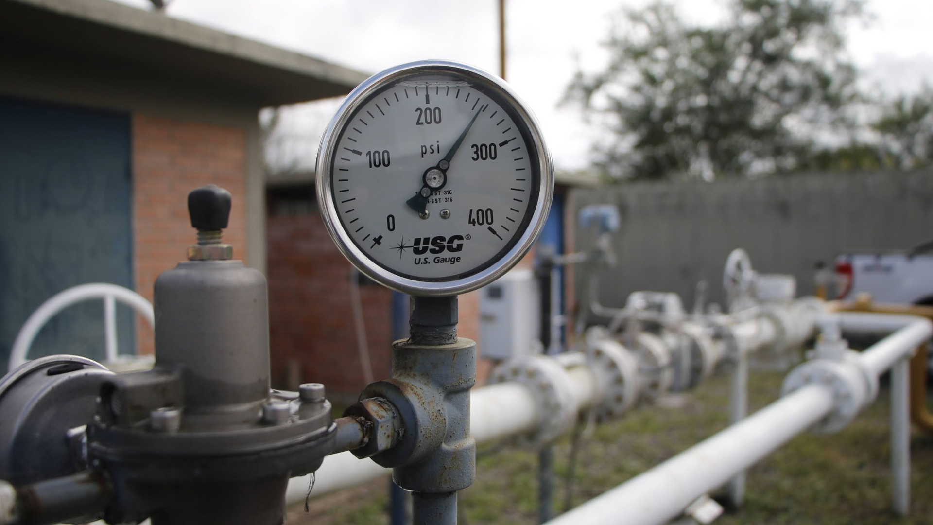 Un manómetro instalado en una tubería