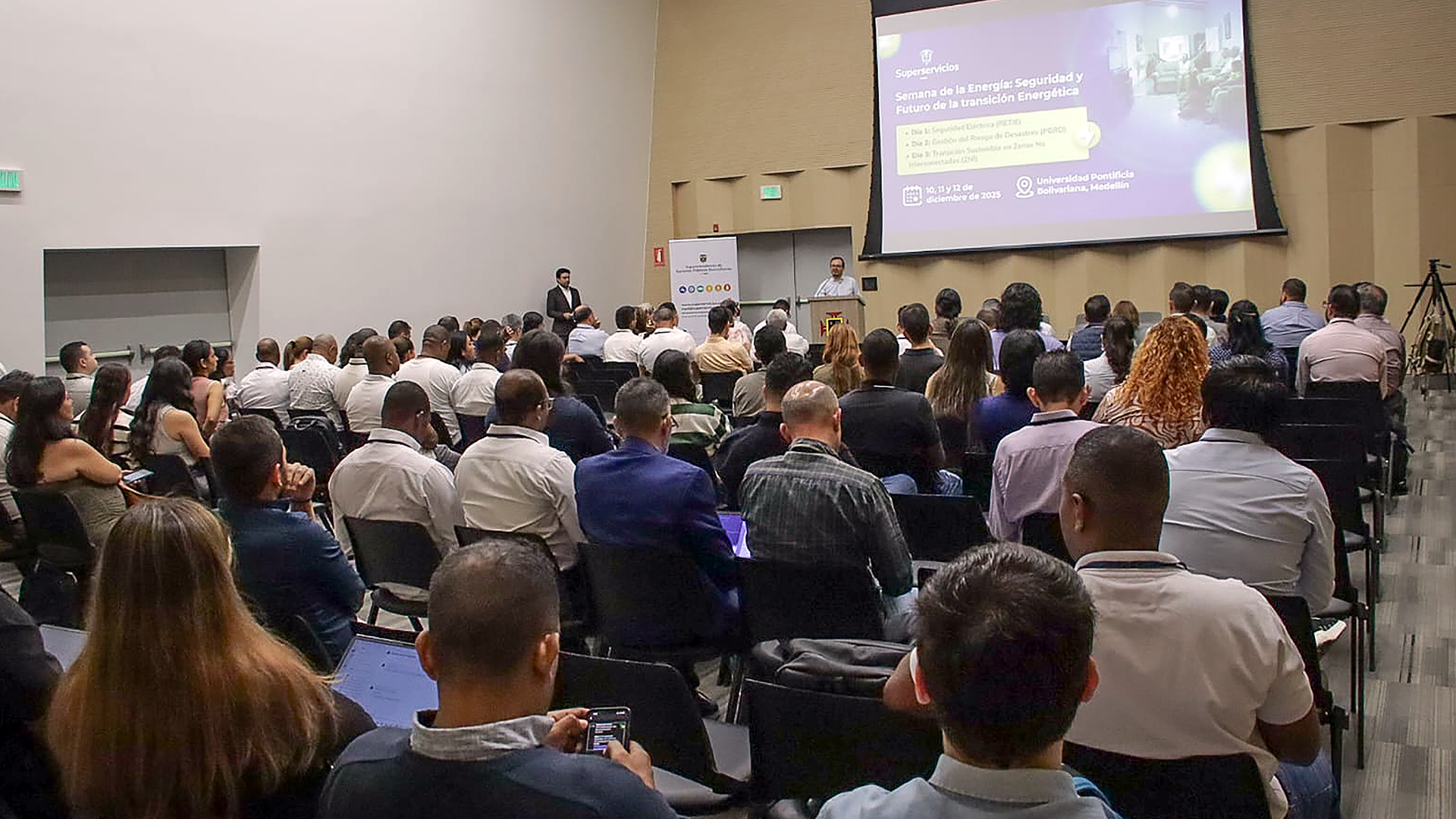 Intervención en la Semana de la Energía en Medellín, el superintendente Felipe Durán Carrón hizo un llamado para avanzar en la transición energética, a través de fuentes que usen energías renovables