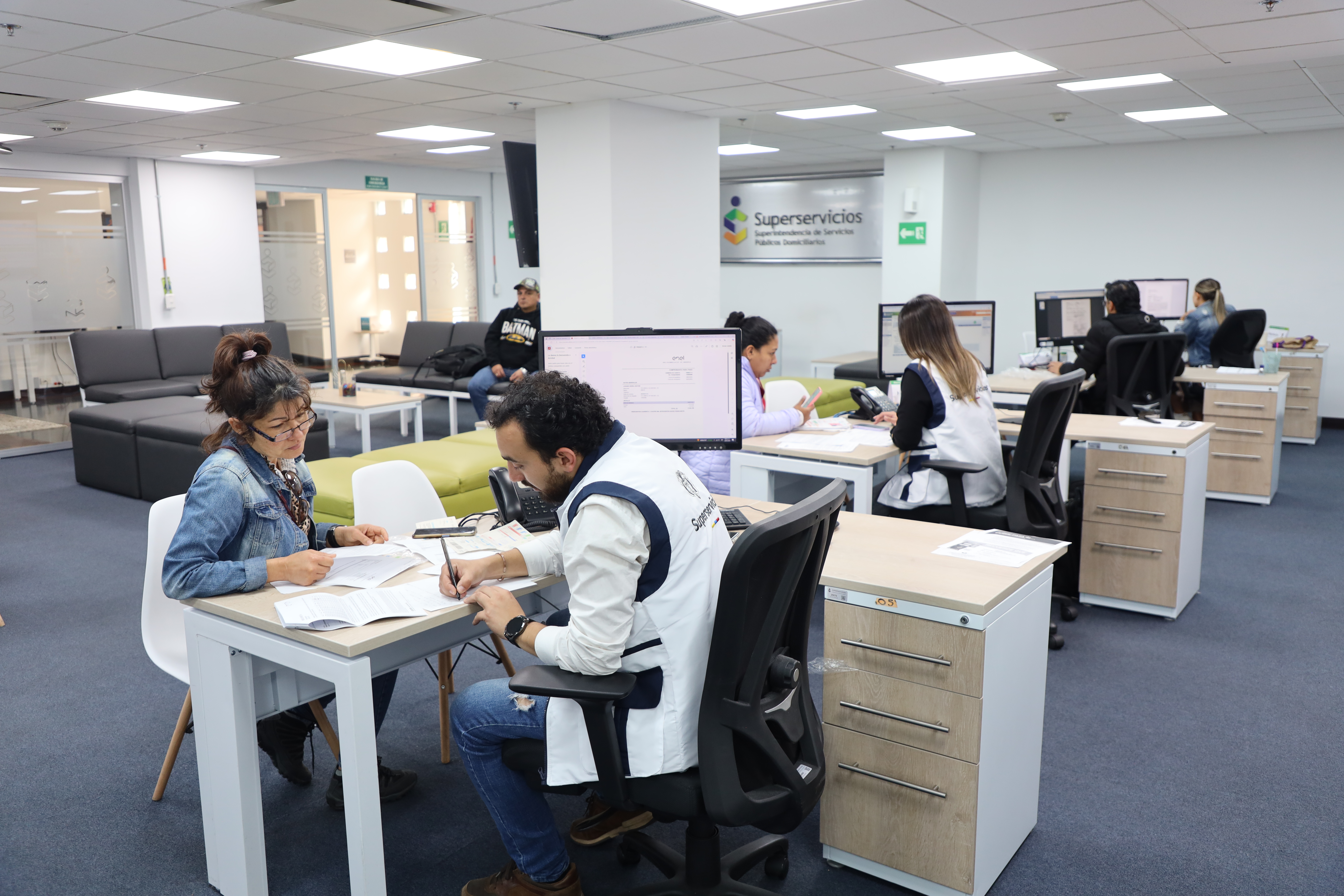 Funcionarios de la Superservicios atendiendo a usuarioa con sus solicitudes sobre servicios públicos 