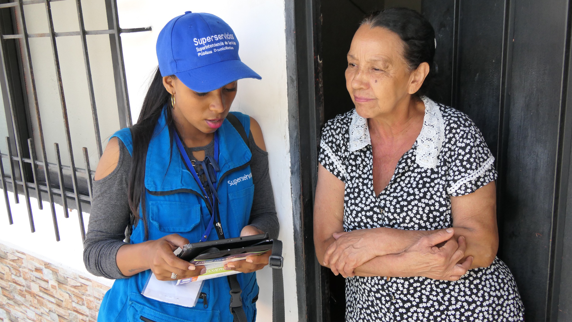 Mujer de la Superservicios, escuchando a una usuaria con atención