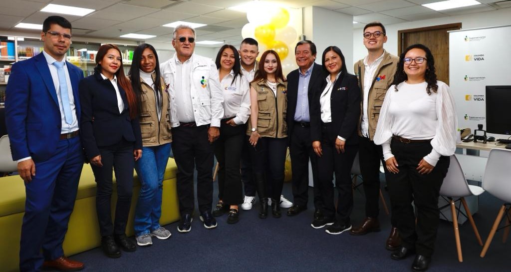 El Superintendente, Dagoberto Quiroga, acompañado del delegado para la Protección al Usuario, Ulver Trivino; el director de la Territorial Centro, Jaime Gómez; y los asesores de la Superservicios que atenderán en el PAS. 