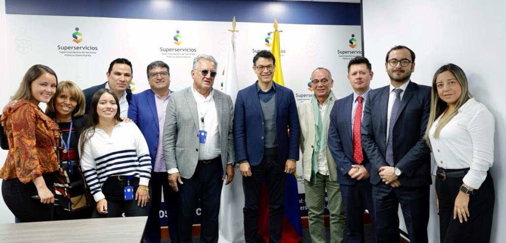 Junto al superintendente, Dagoberto Quiroga, el representante de ONU-Hábitat, Elkin Velásquez. Acompañados de Hugo Guanunem, delegado (e) para Acueducto, Alcantarillado y Aseo; Luis Adolfo Vargas, director (e) de Gestión de Energía; Manuel Molina, director (e) de Entidades Intervenidas; Oscar Marmolejo, asesor de Relaciones Internacionales; Juan Camilo Cruz, asesor del despacho, y las funcionarias Andrea Gelpud, Yolanda Arteaga, Laura Ramírez y Daniela Reyes.