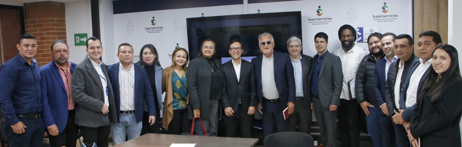 Superintendente, Dagoberto Quiroga Collazos, vicedefensor del pueblo, Luis Andrés Fajardo; alcaldes de Córdoba y la asesora del viceministerio de Agua y Saneamiento Básico, Gina Rincón, entre otros asistentes al encuentro.