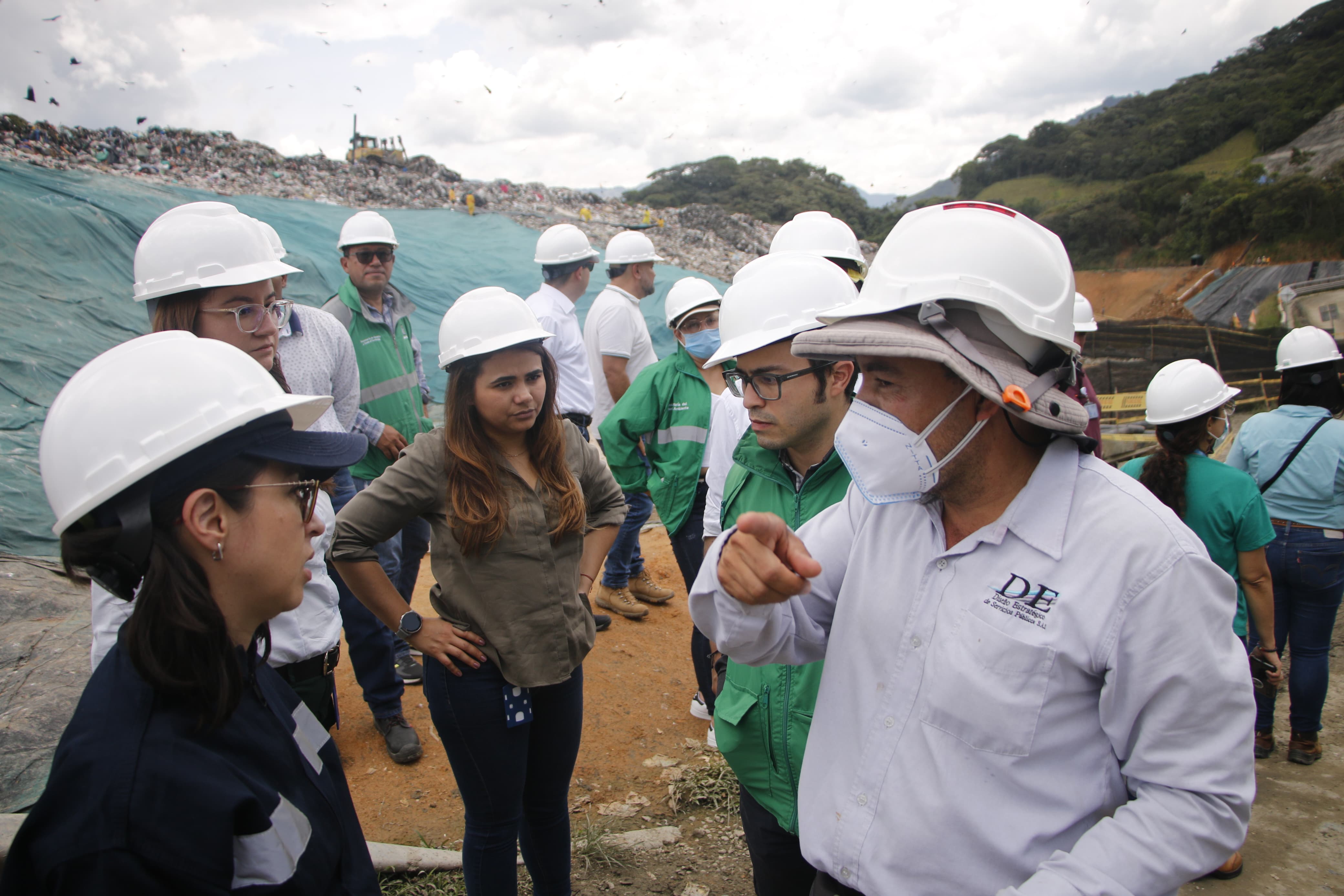 Equipo tecnico en visita al Relleno Sanitario la Pradera