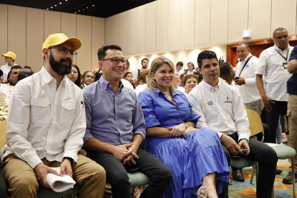 ​​​​​​ministro de Minas y Energía, Andrés Camacho, y el superintendente delegado para la Protección al Usuario, Ulver Triviño