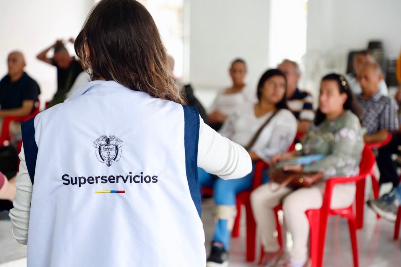 Funcionaria de la Superservicios dando una charla a la comunidad 
