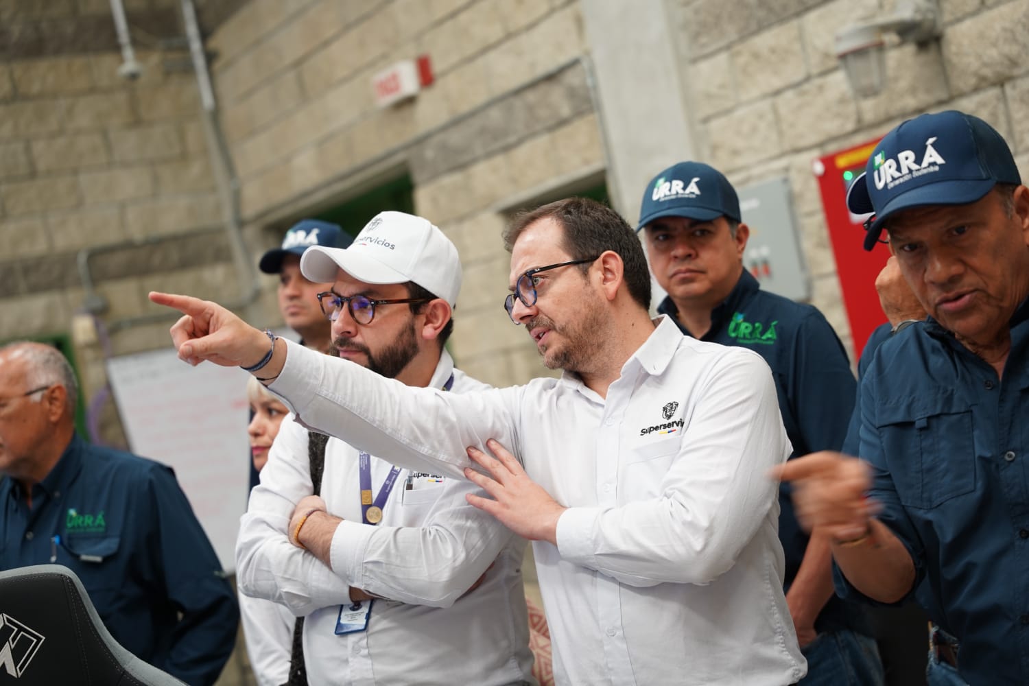 El superintendente Felipe Durán recopila información detallada sobre la operación del embalse de la Hidroeléctrica de Urrá