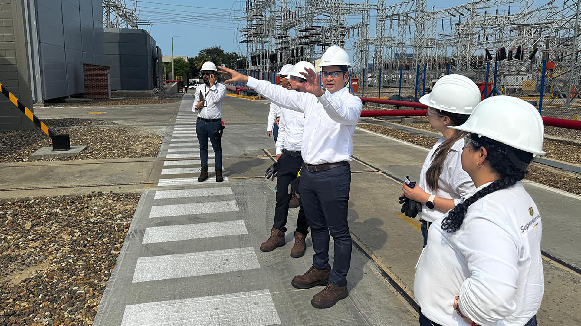 Funcionarios de la Superservicios en inspección a empresa de Termoflores SAS E.S.P