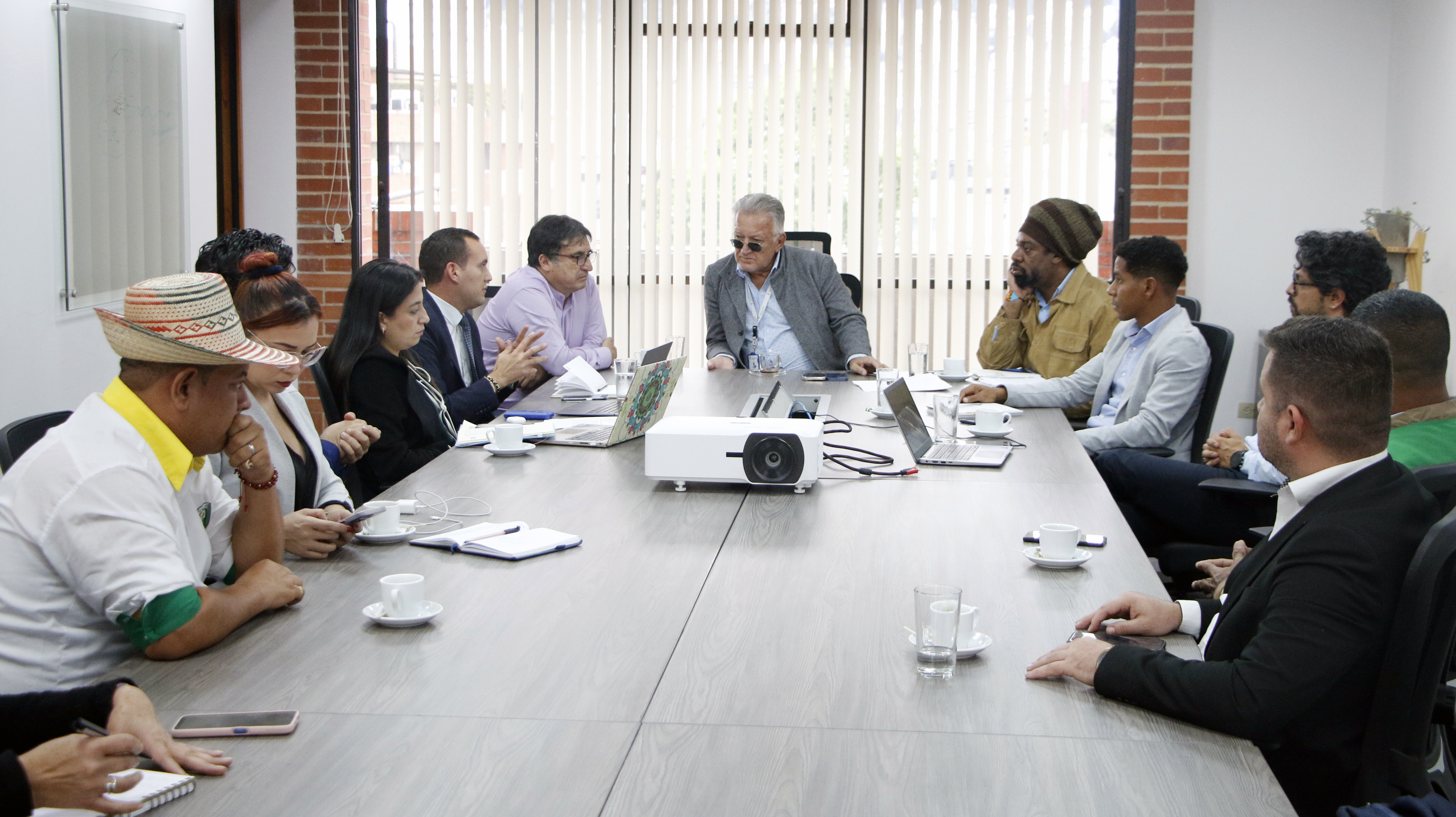 Superintendente de Servicios Públicos Domiciliarios, Dagoberto Quiroga Collazos, recibió a una delegación de líderes sociales y comunitarios provenientes de Maicao (La Guajira), quienes solicitaron la atención de los problemas que enfrentan por la prestación de los servicios públicos de acueducto, alcantarillado y energía en su territorio.