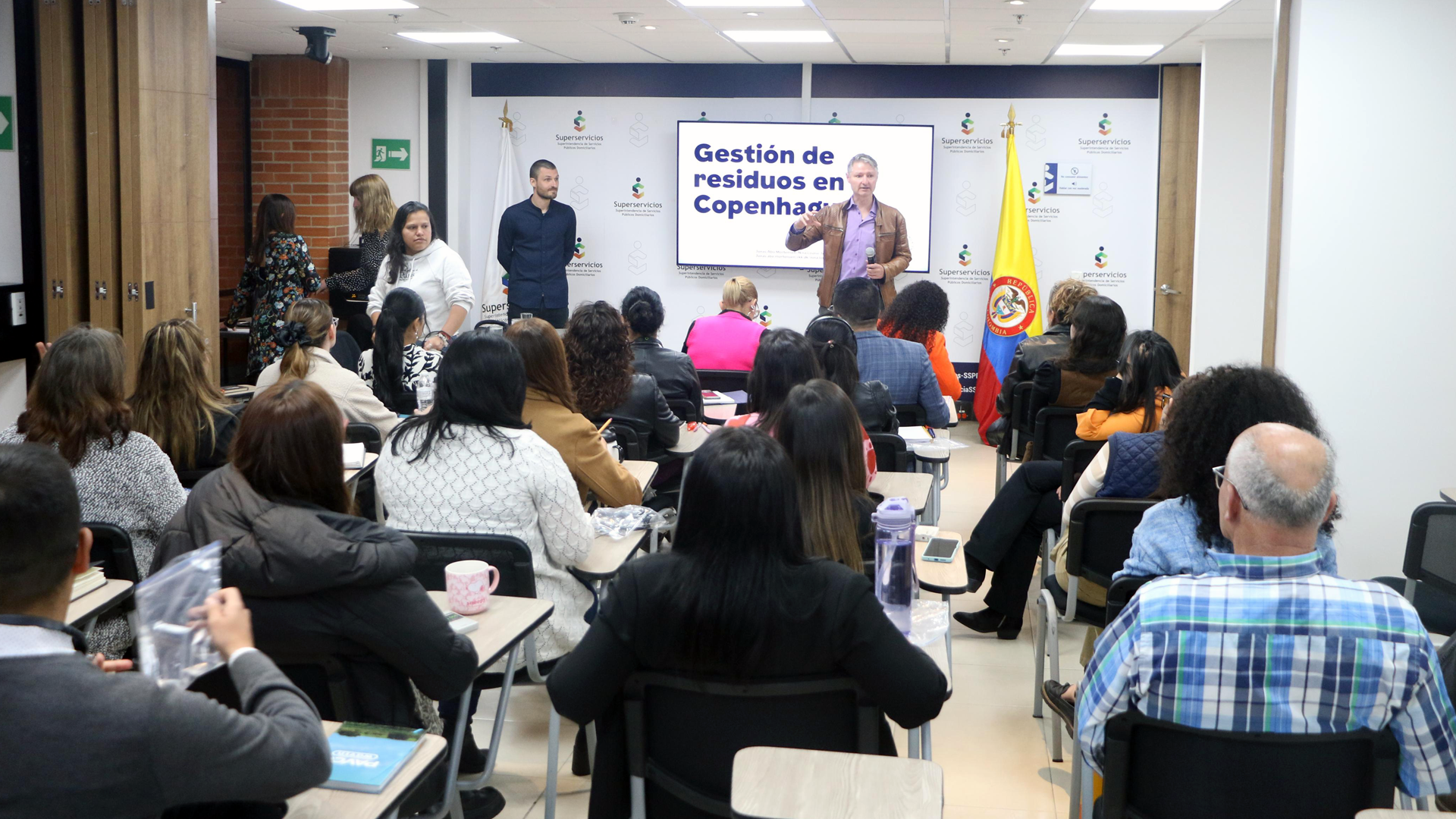 Funcionarios de la Superservicios recibieron capacitación sobre el modelo de manejo de residuos de Copenhague 