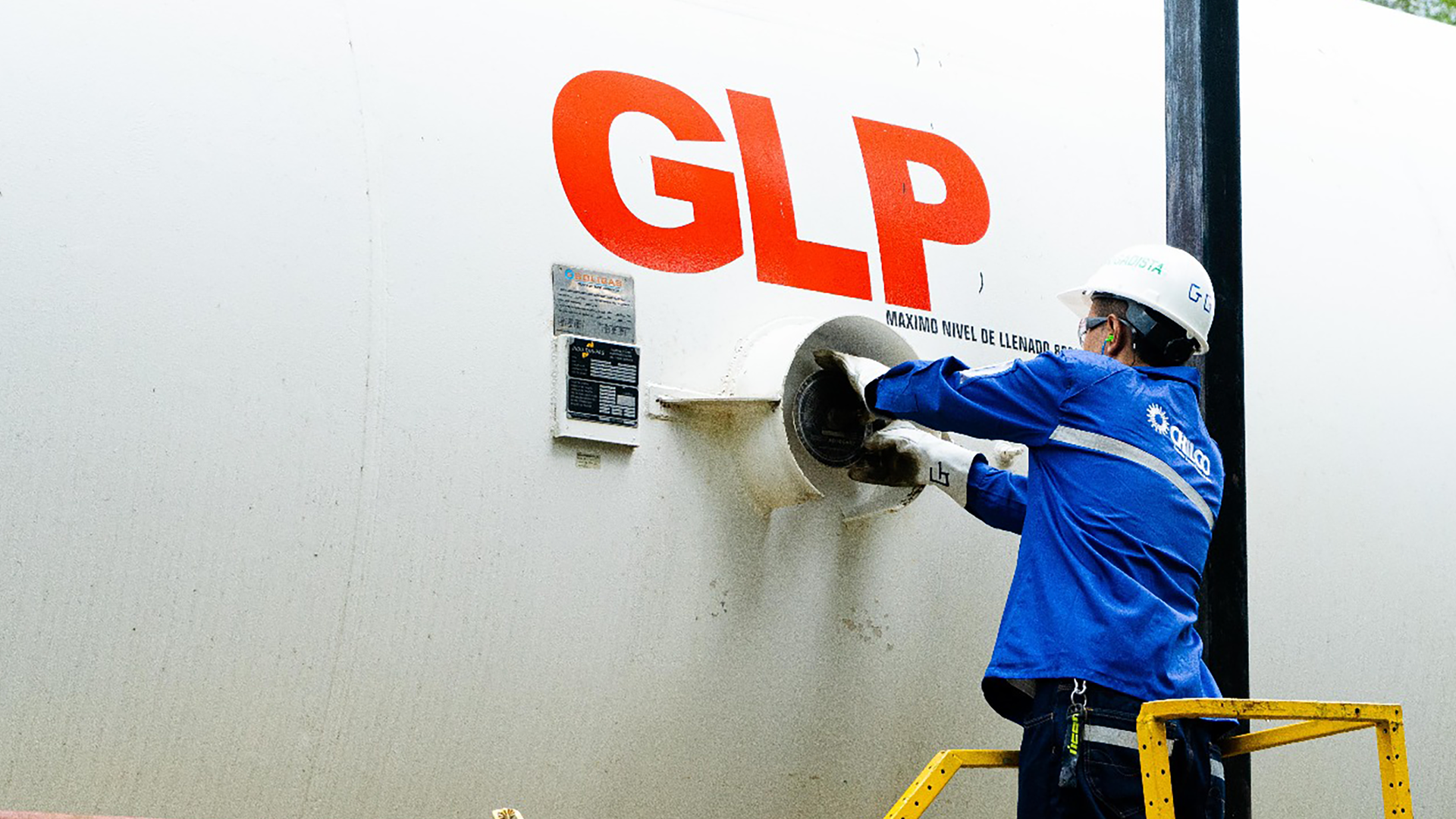 Un funcionario de una empresa de una empresa de GLP 