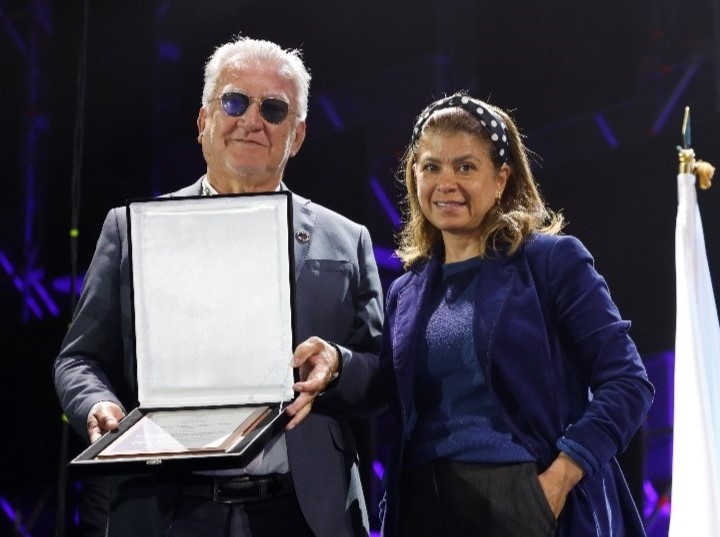 El vicepresidente técnico de la Asociación Nacional de Empresarios de Servicios Públicos y Comunicaciones (Andesco), Mauricio López, entregó una placa de reconocimiento