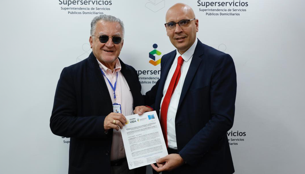 El superintendente, Dagoberto Quiroga, y el embajador de Cuba en Colombia,