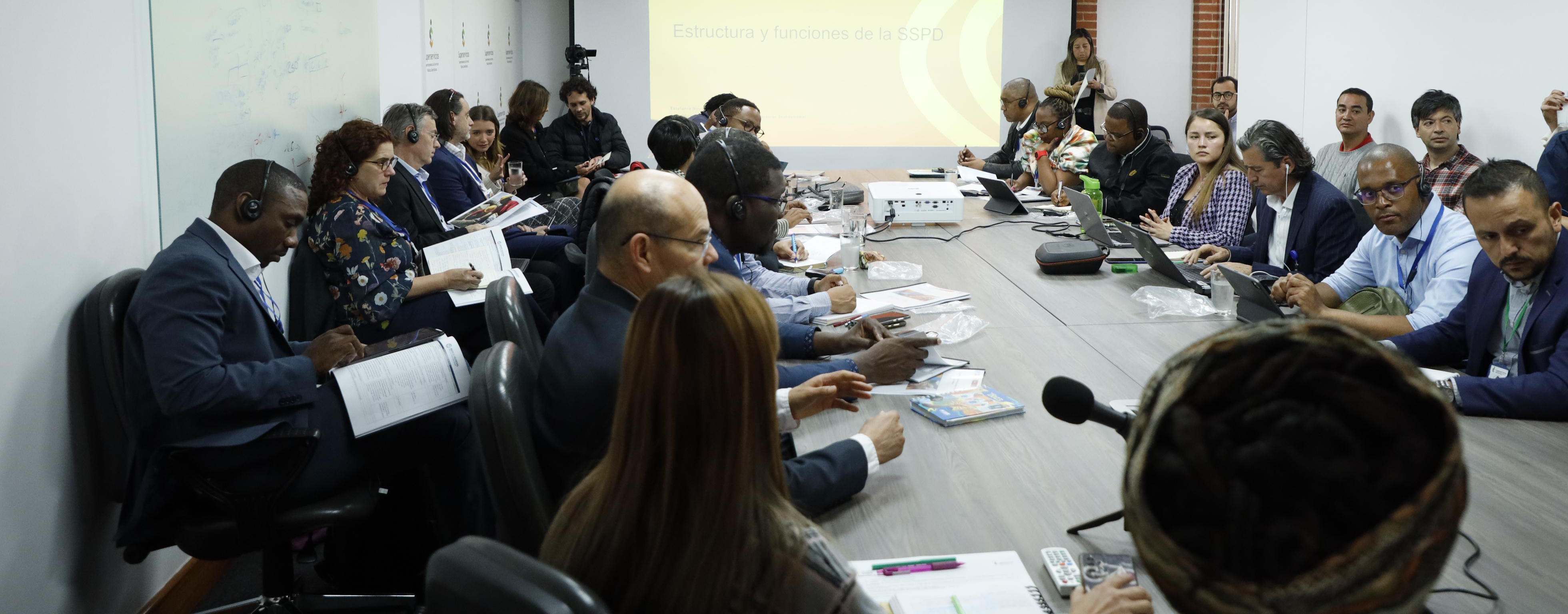 La visita de intercambio de la delegación africana contó con la participación de funcionarios del Departamento del Tesoro Nacional y Departamento Nacional de Agua, acompañados por representantes del Banco Mundial y funcionarios de la Superservicios