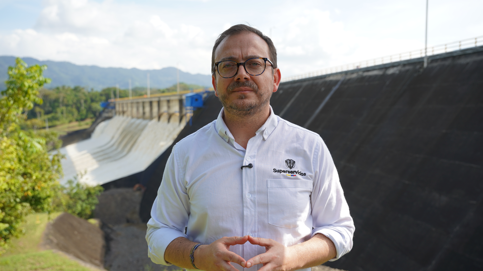 El superintendente Felipe Durán recopila información detallada sobre la operación del embalse de la Hidroeléctrica de Urrá