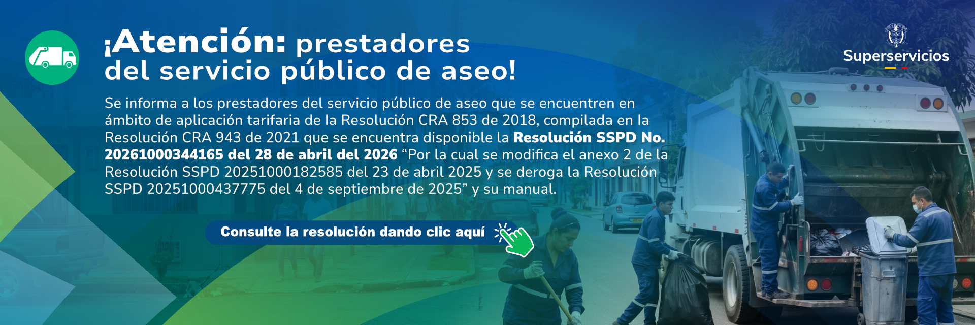 Funcionarios de aseo recolectando basura en un camión