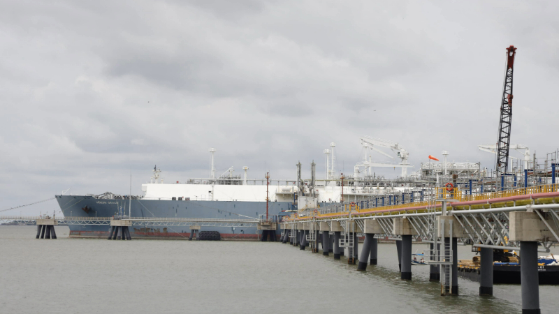 Buque atracado en un muelle.