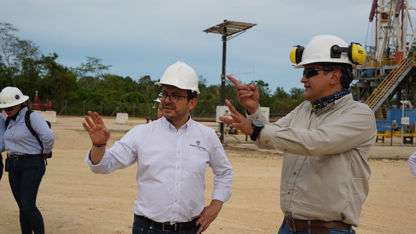 Superintendente, Felipe Duran, con funcionarios en inspección