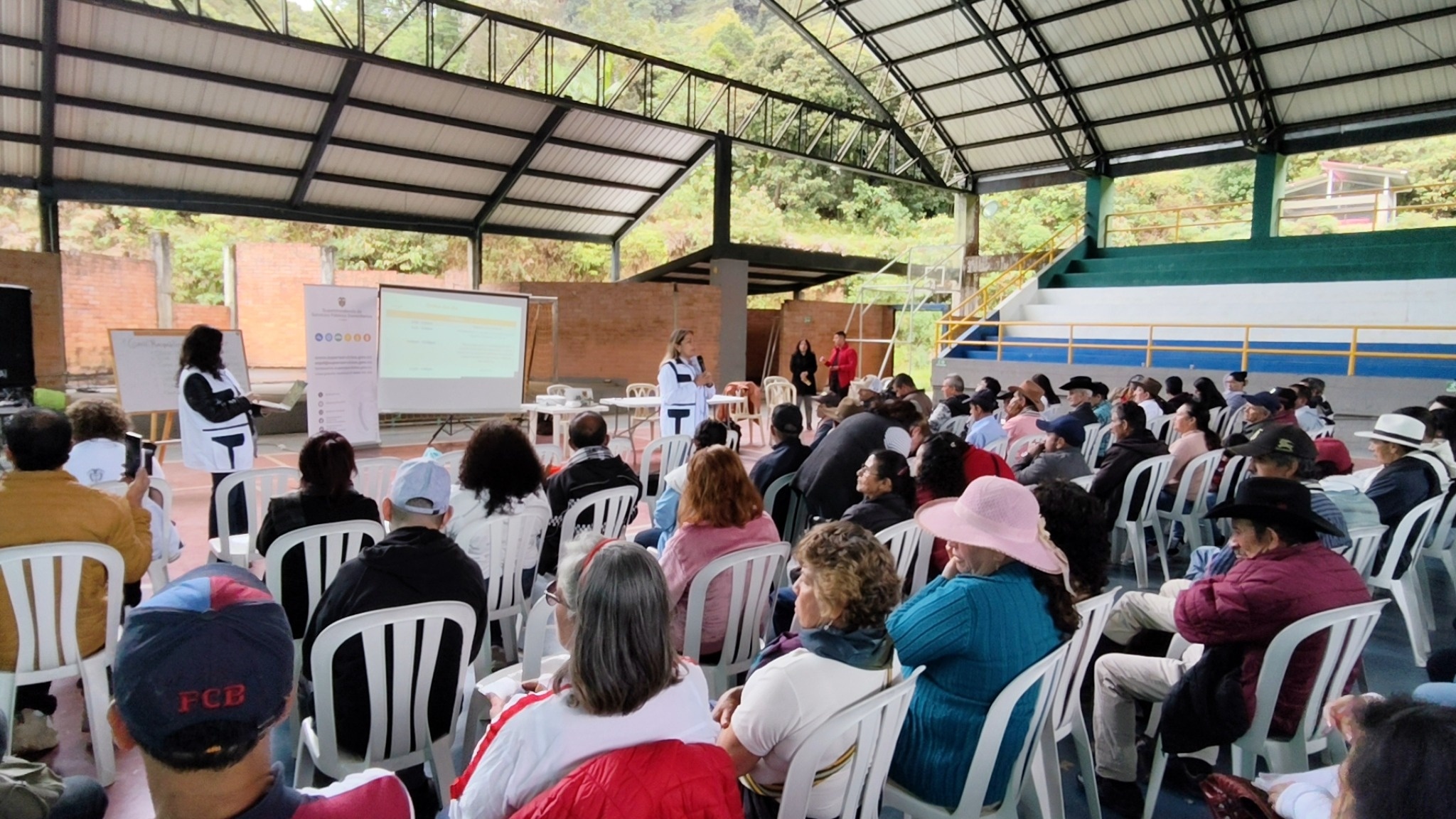 La Superservicios y el Ministerio de Minas socializaron en Ubalá el nuevo Régimen de Protección de los usuarios de servicios públicos.