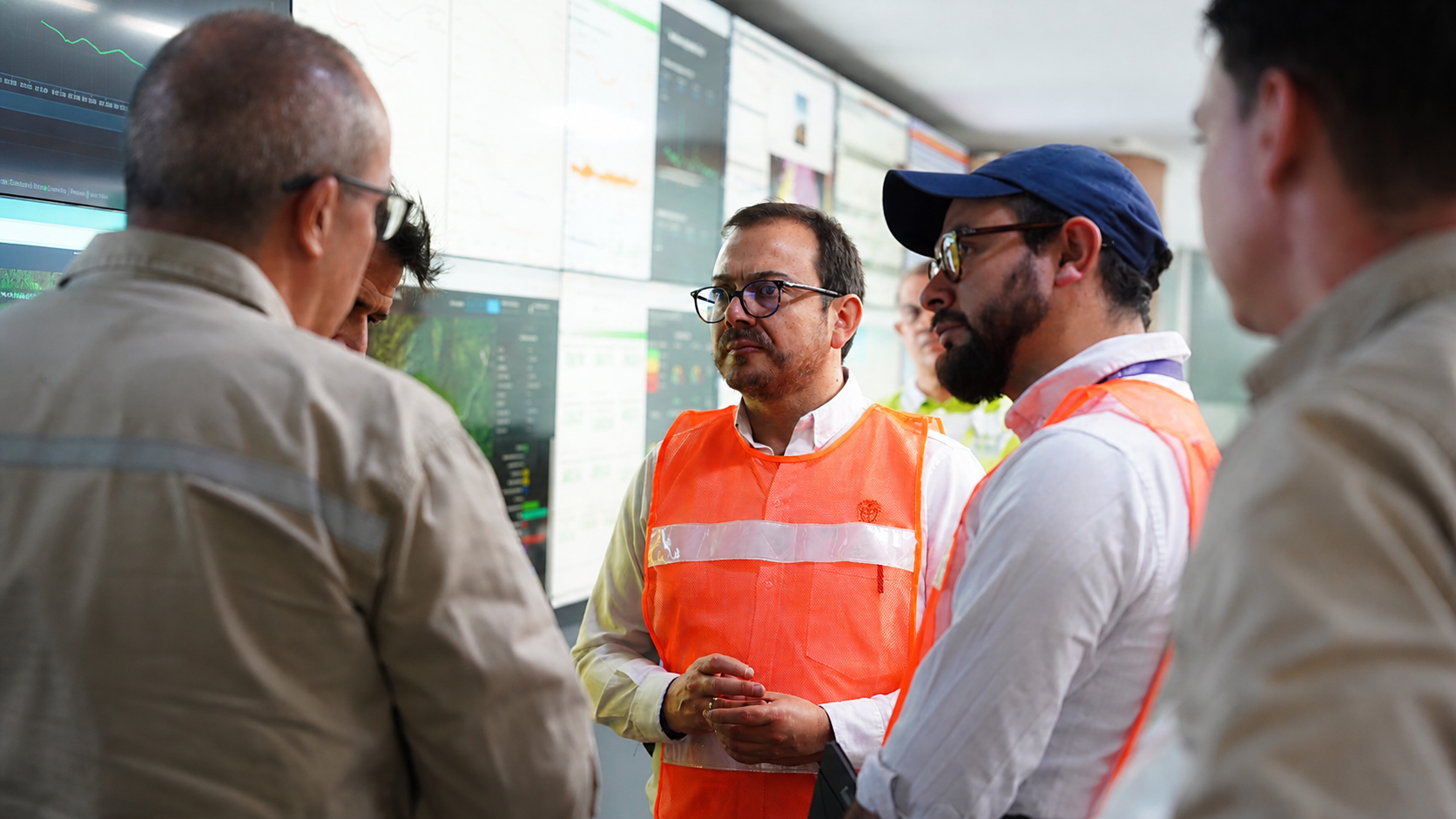 Funcionarios en jornada de supervisión revisan información técnica en tiempo real en un centro de monitoreo, como parte de labores de control y vigilancia de servicios públicos