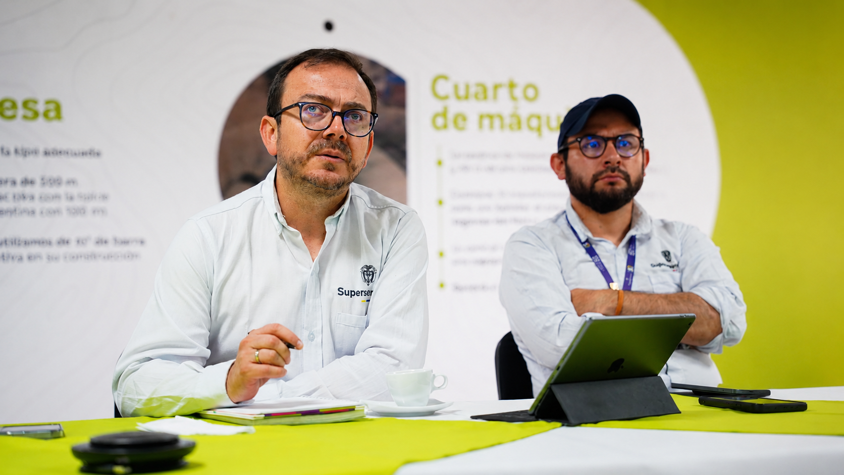 Superintendente y funcionario de Superservicios durante una reunión institucional.