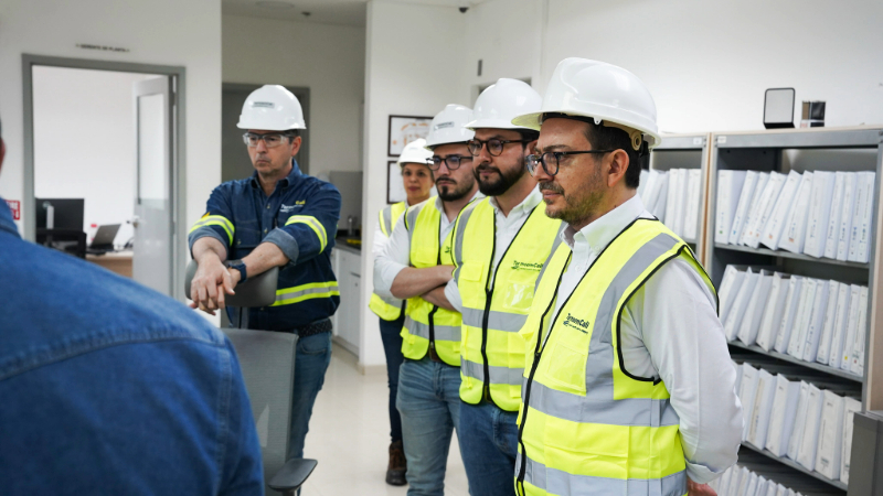 Superintendente, Felipe Duran, en visita de inspección y vigilancia en planta de energia con operarios