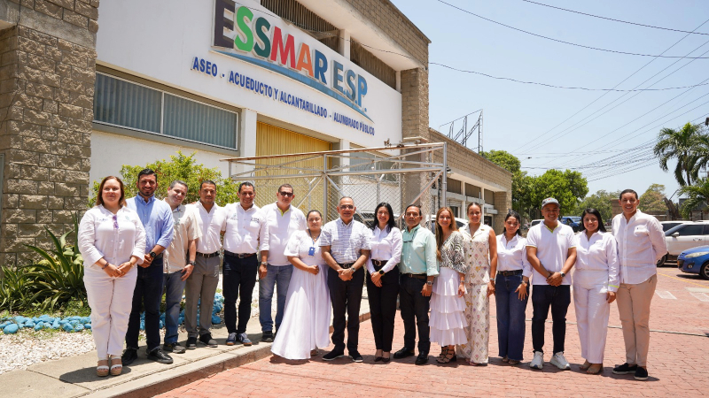 foto grupal superintendenta (E) y alcalde de la ciudad, Carlos Pinedo