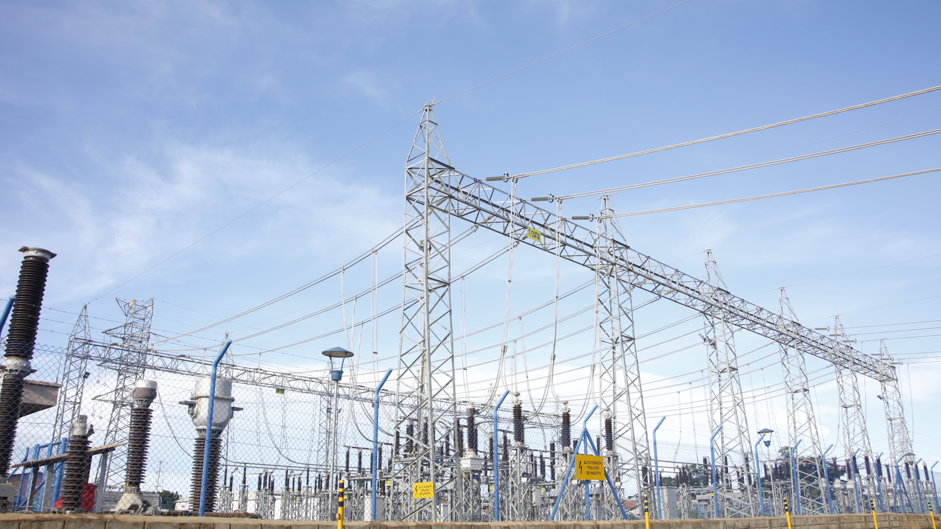 Fotografía de torres de energía o central eléctrica