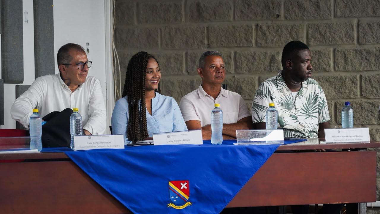 Fotografia mesa de trabajo entre superservicios, SIC y Gobernación de San Andrés