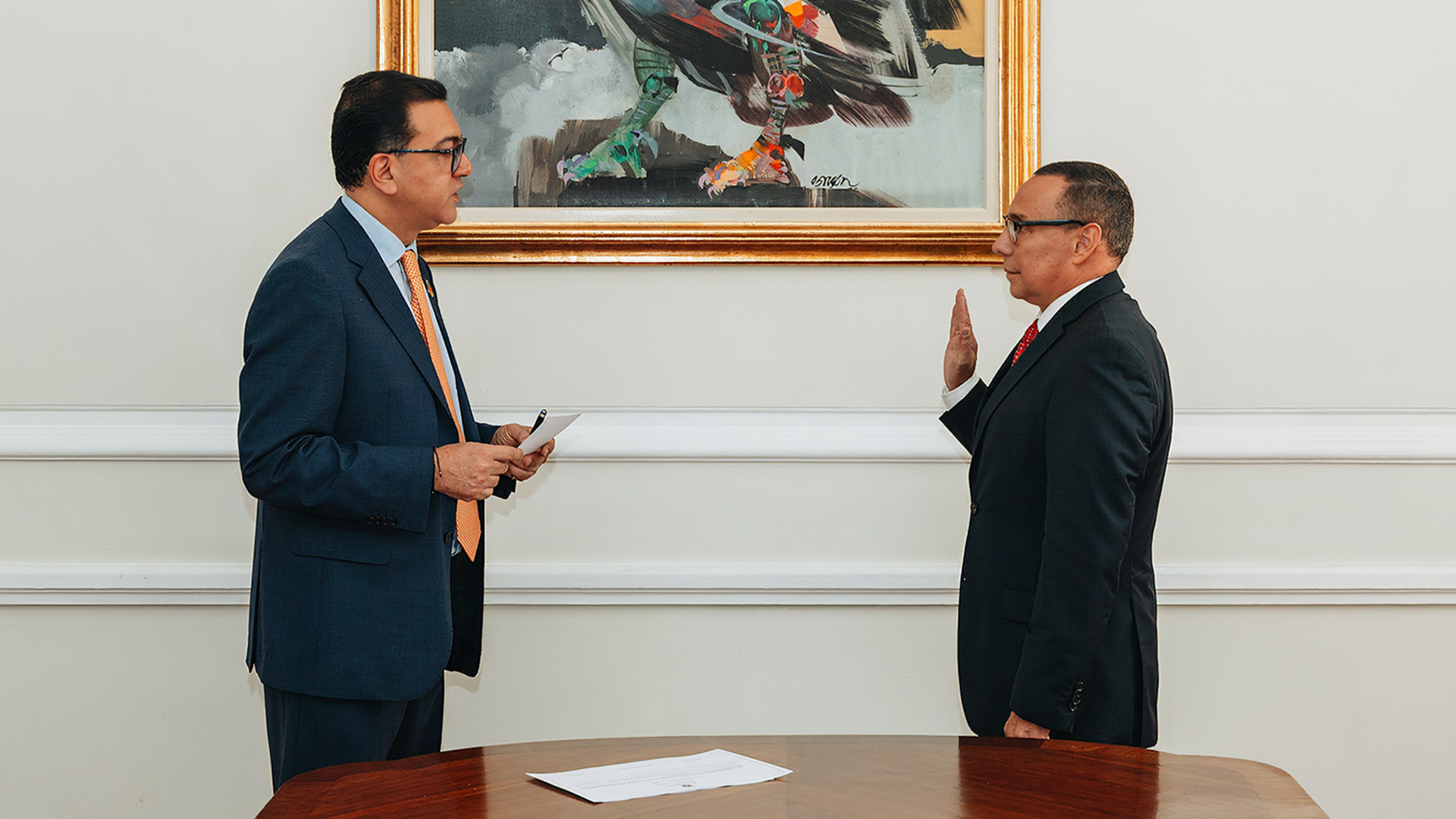Foto del nombramiento de José Ignacio García Puche como nuevo superintendente de Servicios Públicos Domiciliarios