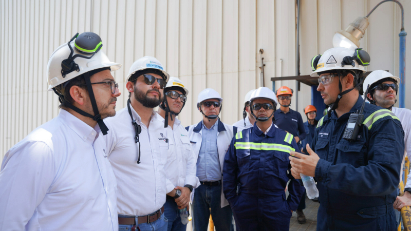 Superintendente, felipe duran, en visita de inspección en planta de energía