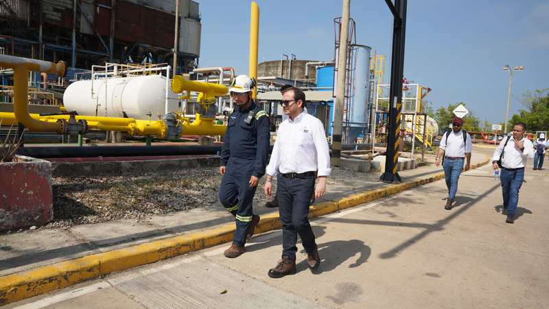 superintendente con funcionarios de plata de energia