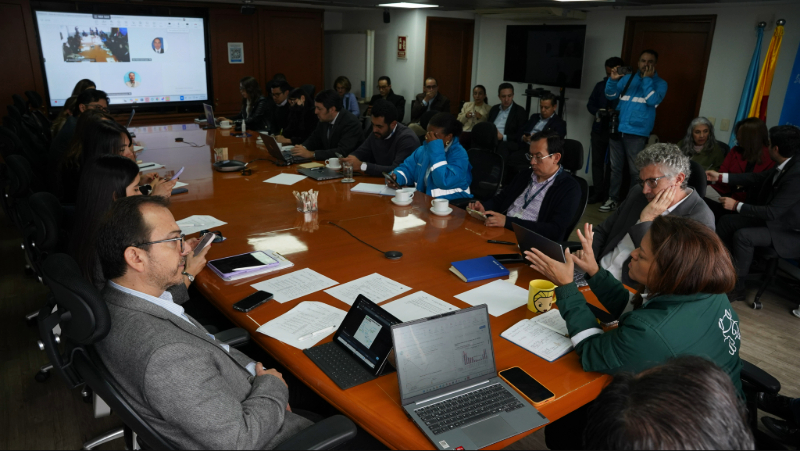 Superintendente, felipe duran, en reunion con funcionarios del acueducto de bogota
