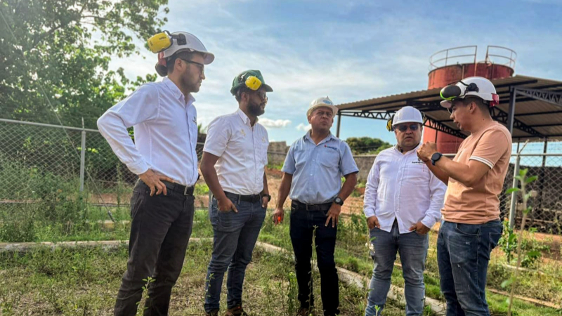 Superintendente, felipe duran, con funcionarios Empresa de Energía Eléctrica del Vichada