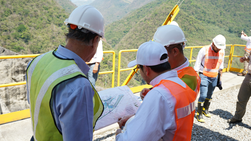 Superintendente, felipe duran, con funcionarios en visita de inspección